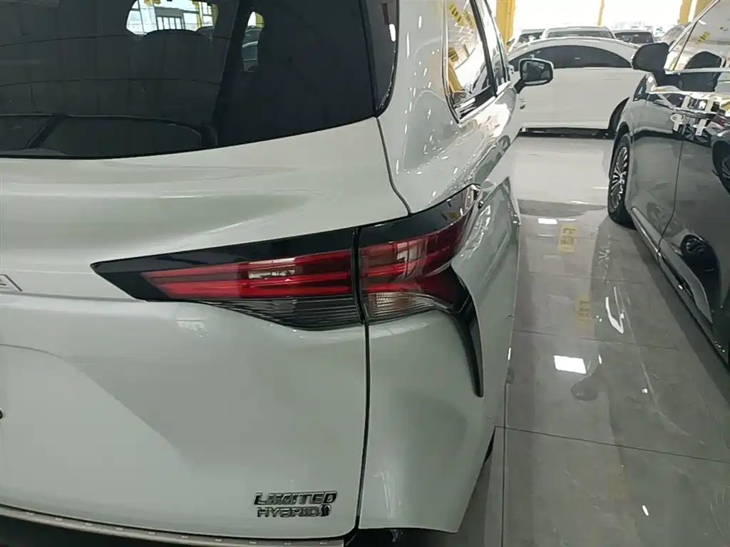 Toyota Sienna 2021 2.5L Hybrid Premium Edition фото 8