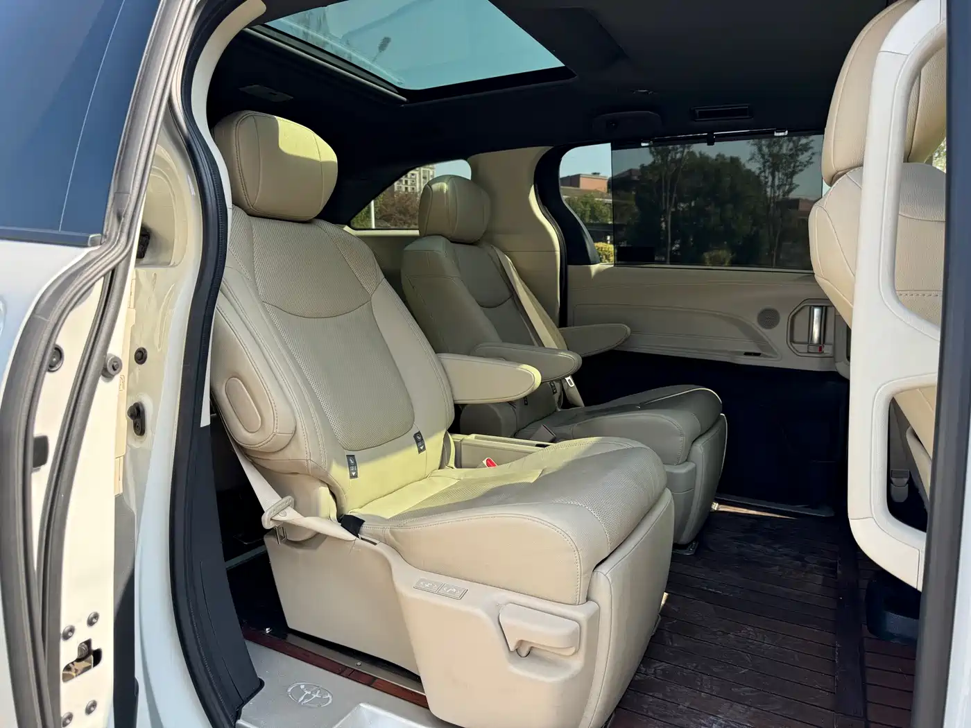 Toyota Granvia 2023 2.5L Hybrid VIP Edition фото 6