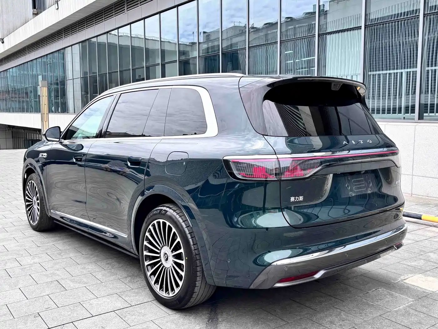 AITO Wenjie AITO M8 2025 Extended Range Ultra 53.4kWh 6-Seater фото 6