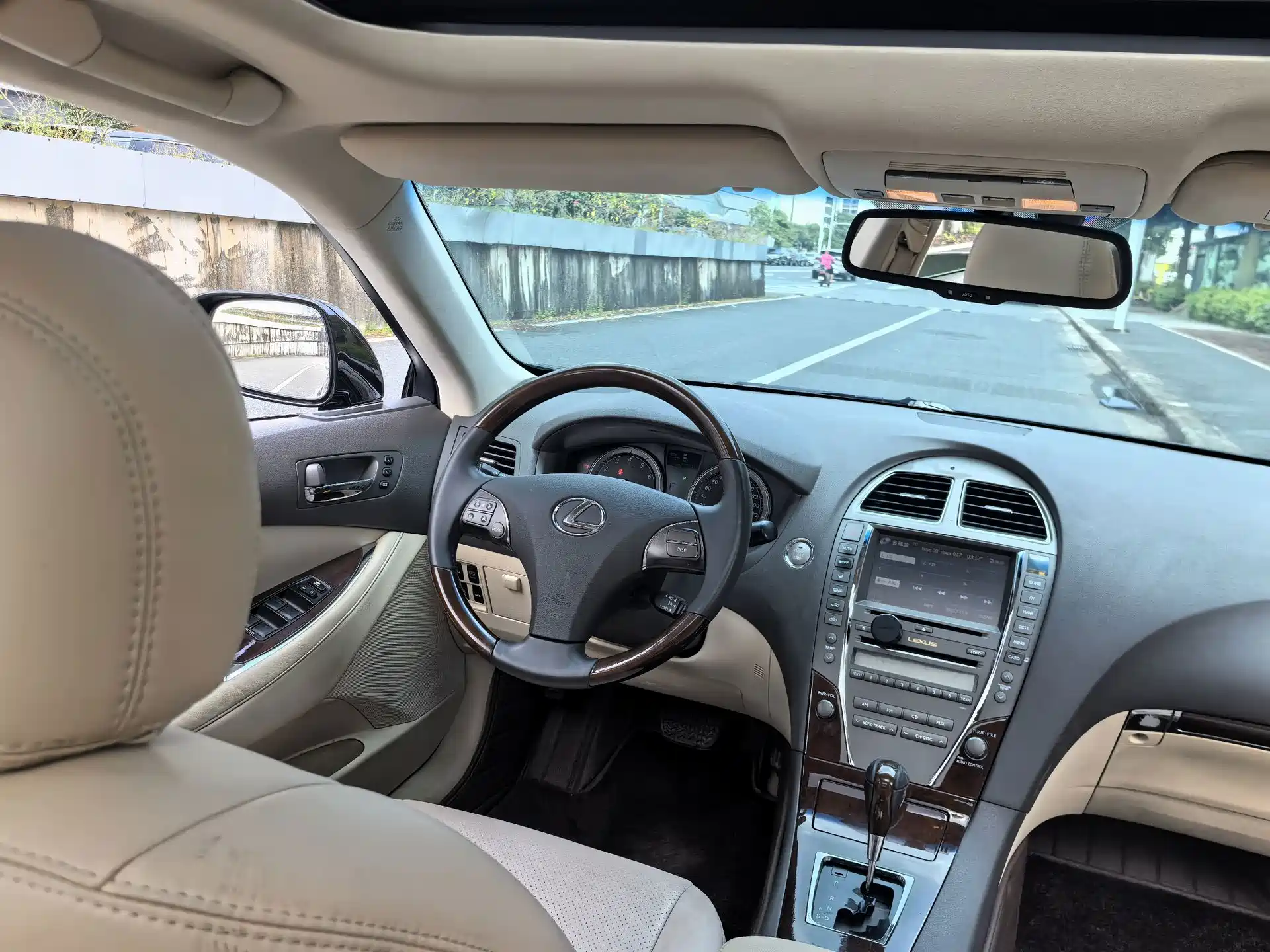 Photo 15 - Lexus ES