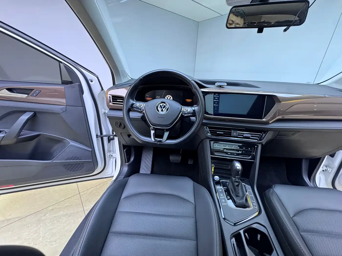 Volkswagen Tharu 2022 280TSI FWD Luxury Edition фото 16