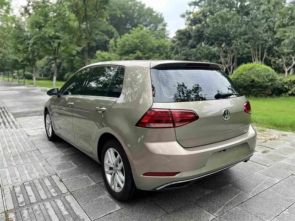 Photo 9 - Volkswagen Golf
