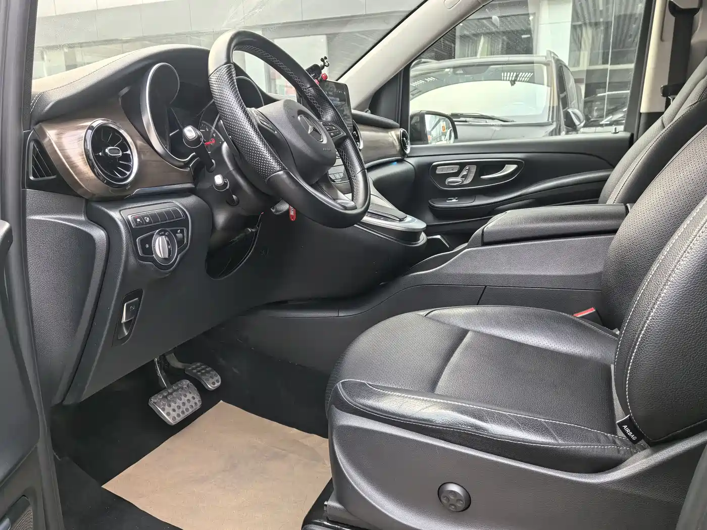 Mercedes-Benz V-Class 2021 V 260 L Long Wheelbase Premium Edition фото 6