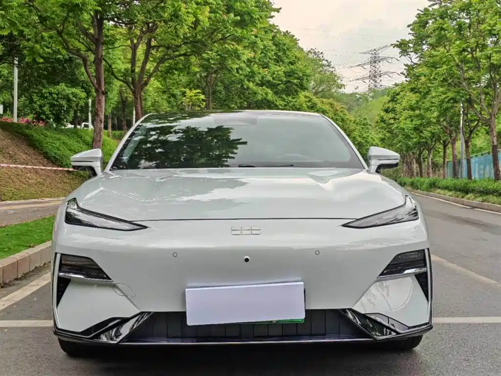 Geely Galaxy Galaxy E8 2025 700km Long Voyage Smart Drive Edition фото 2