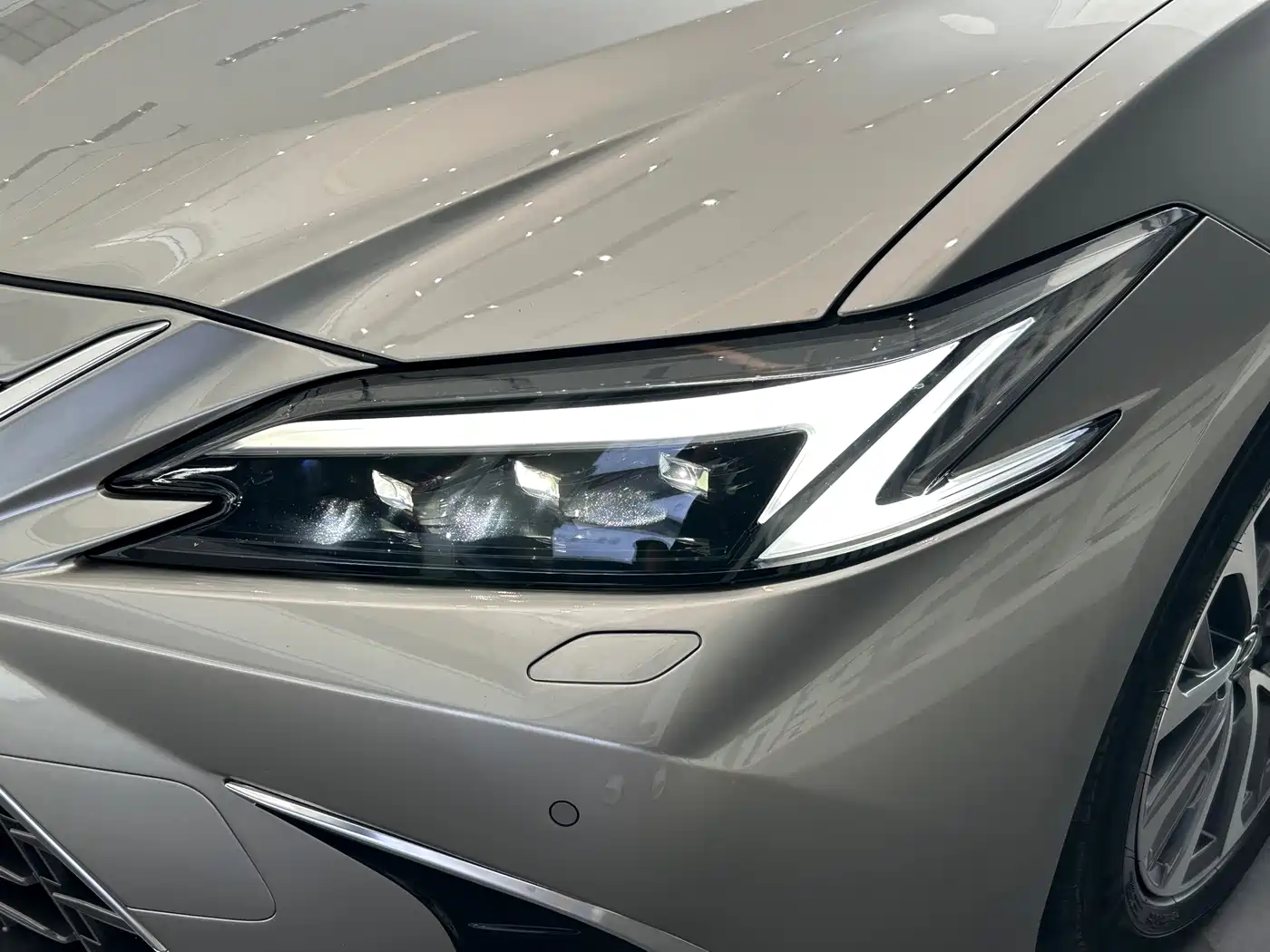 Lexus ES 2025 2025 300h Ultimate Edition