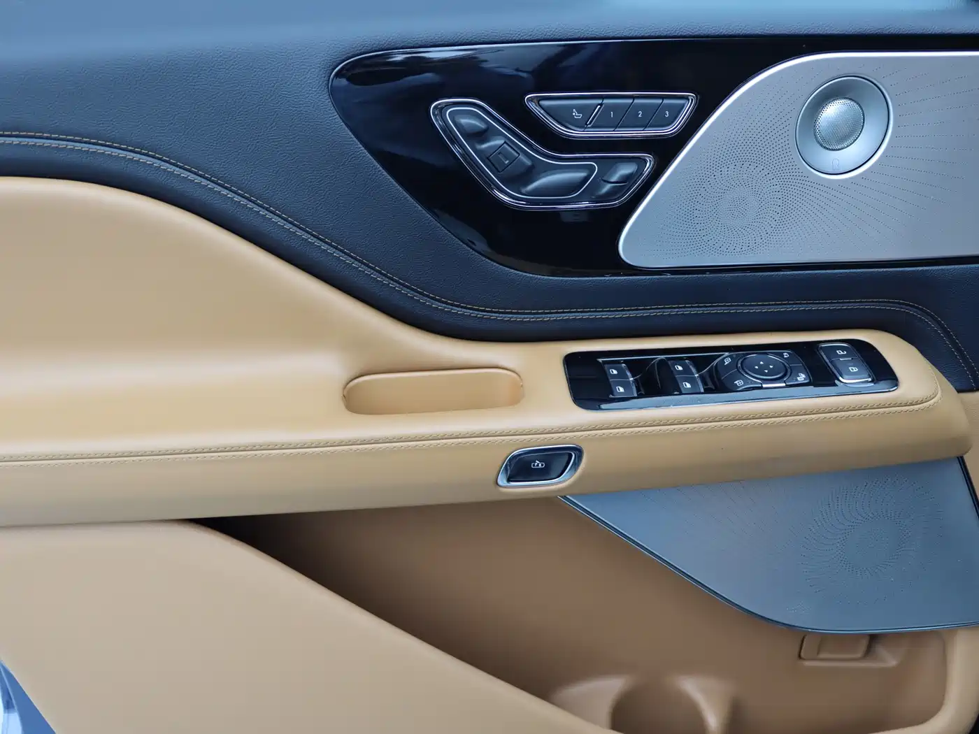 Photo 11 - Lincoln Aviator