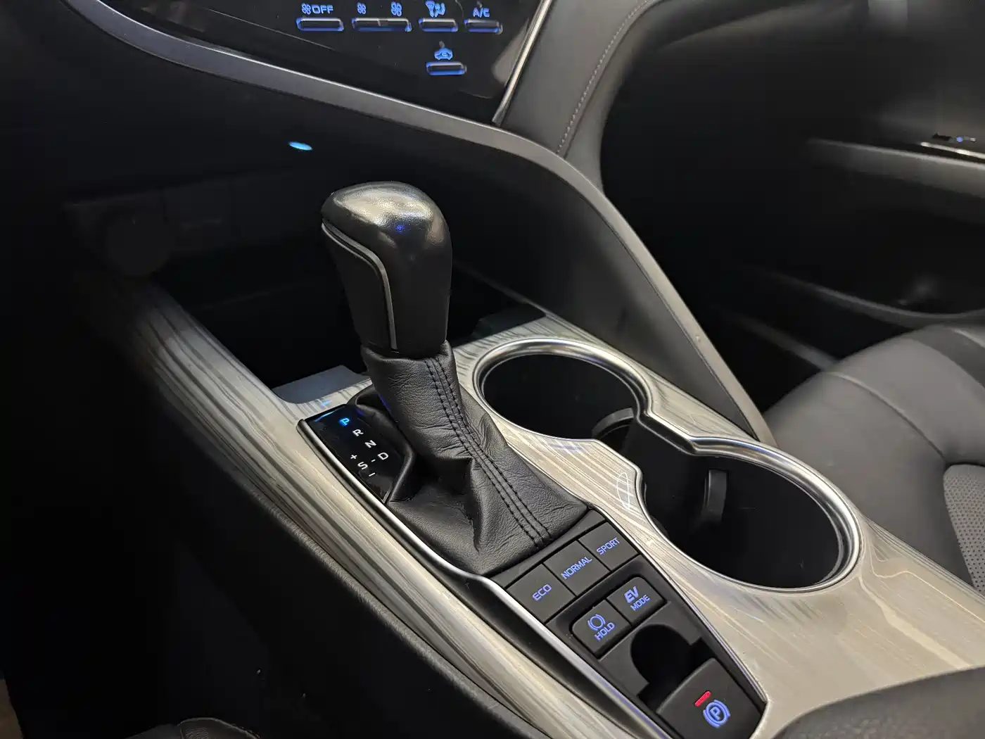 Toyota Camry 2018 Hybrid 2.5HG Luxury Edition фото 16