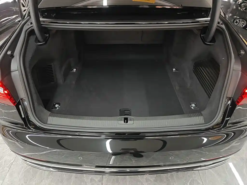 Фото 19 - Audi A8