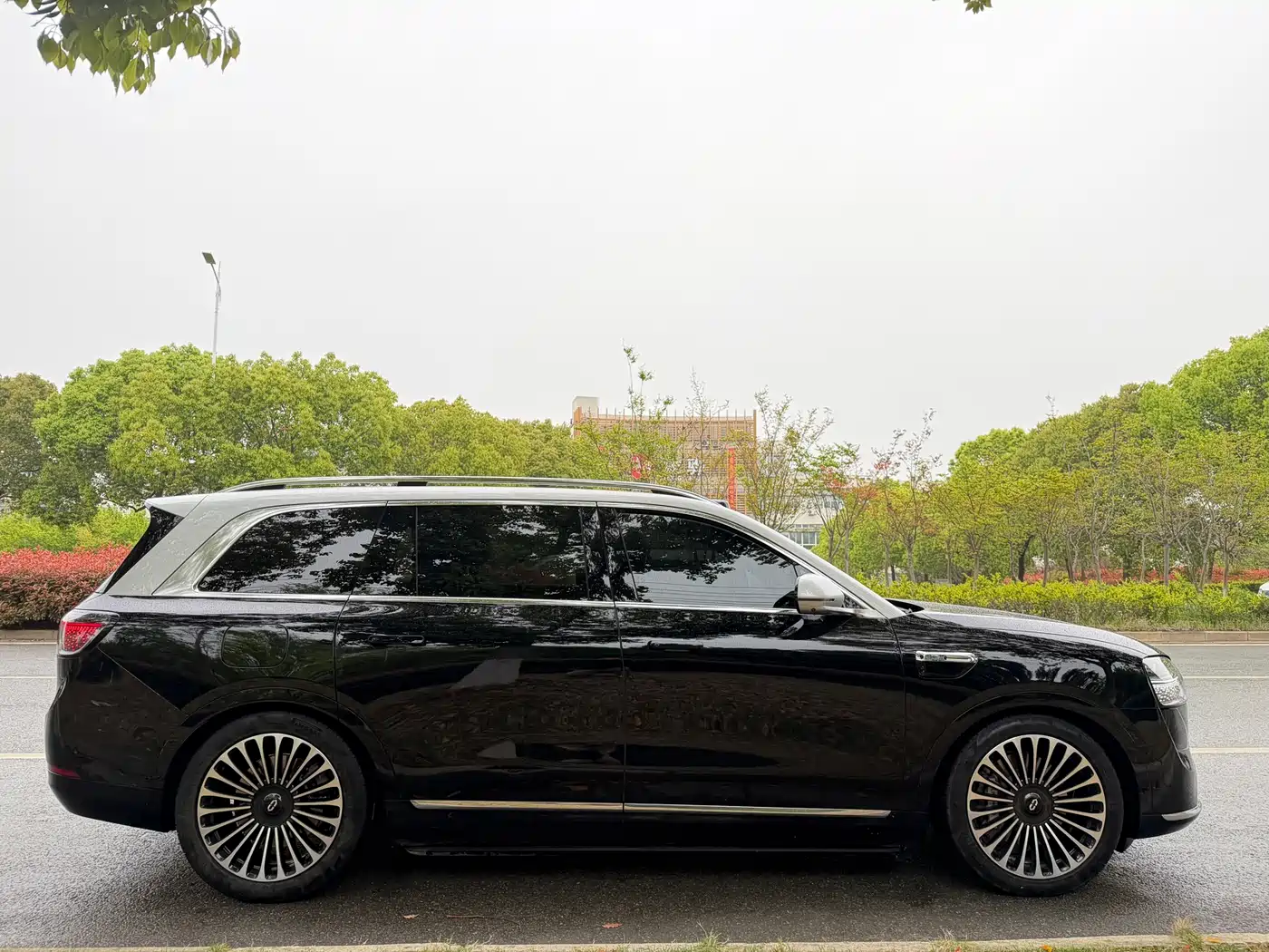 AITO Wenjie AITO M9 2025 Extended Range Ultra 52kWh 6-Seater фото 4