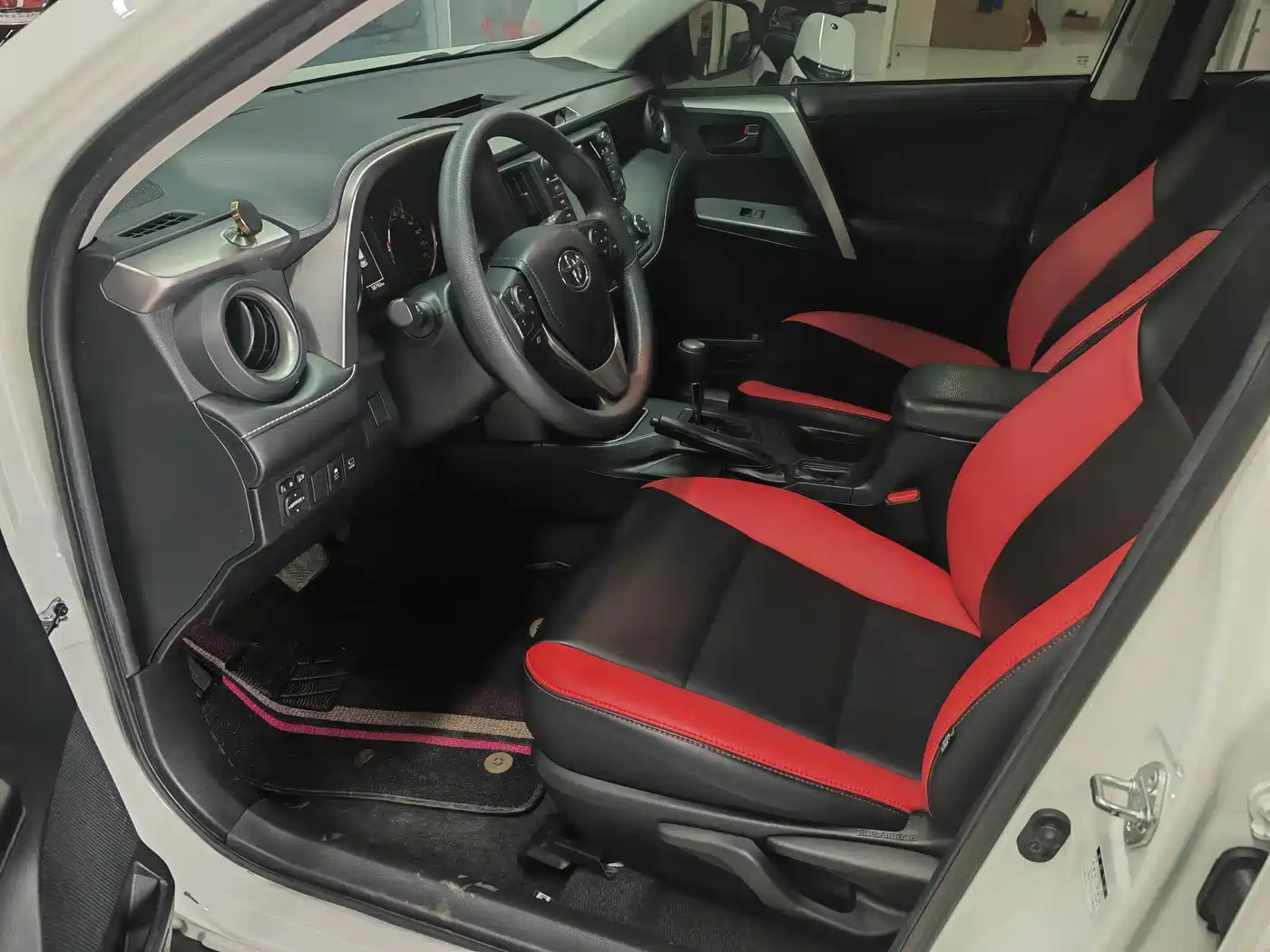 Toyota RAV4 Rongfang 2019 2.0L CVT 2WD Style X Limited Edition China VI фото 12