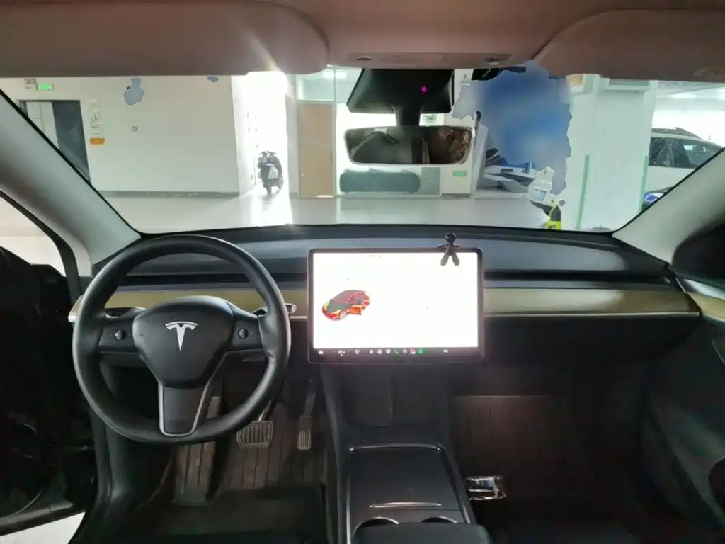 Фото 10 - Tesla Model Y