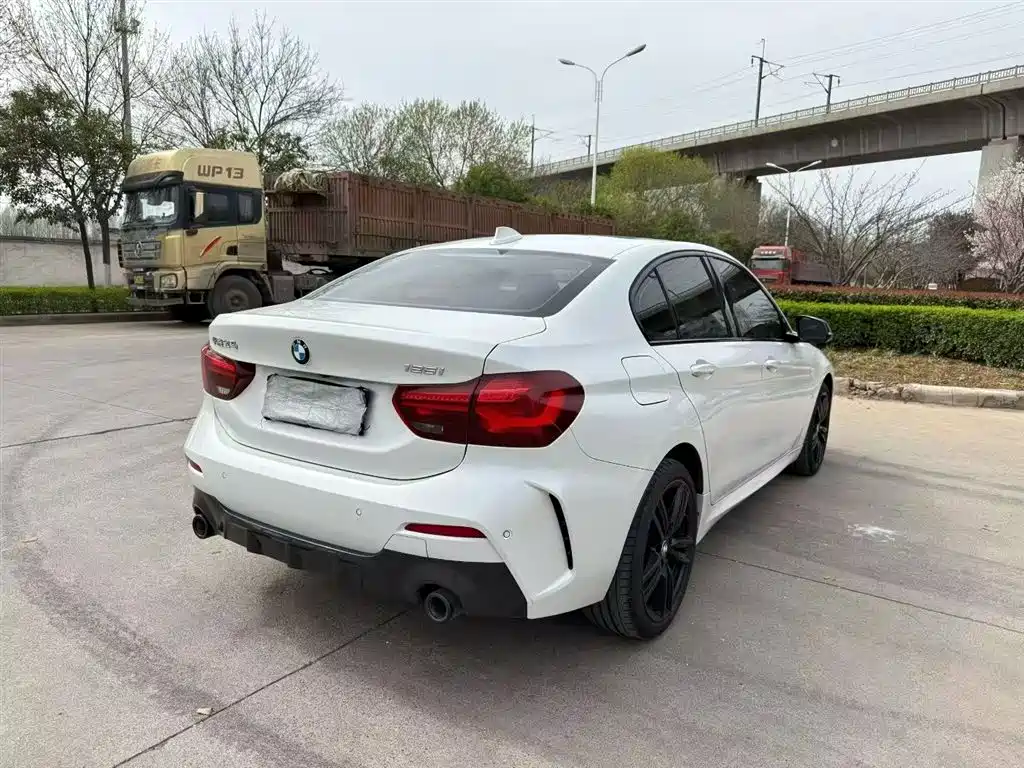 BMW 1 Series 2023 125i M Sport Shadow Edition фото 7
