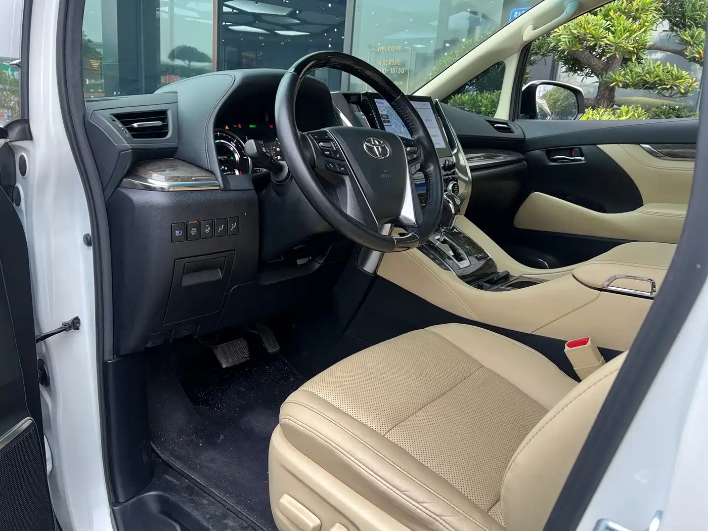 Toyota Alphard 2021 Hybrid 2.5L Ultimate фото 2