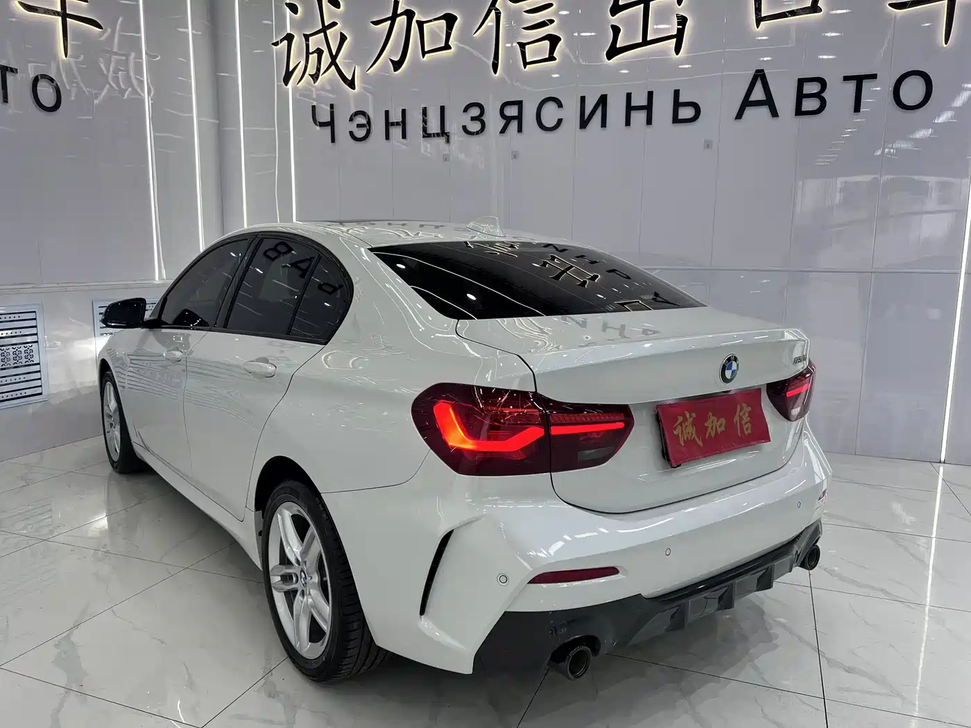 BMW 1 Series 2022 120i M Sport Shadow Edition фото 6