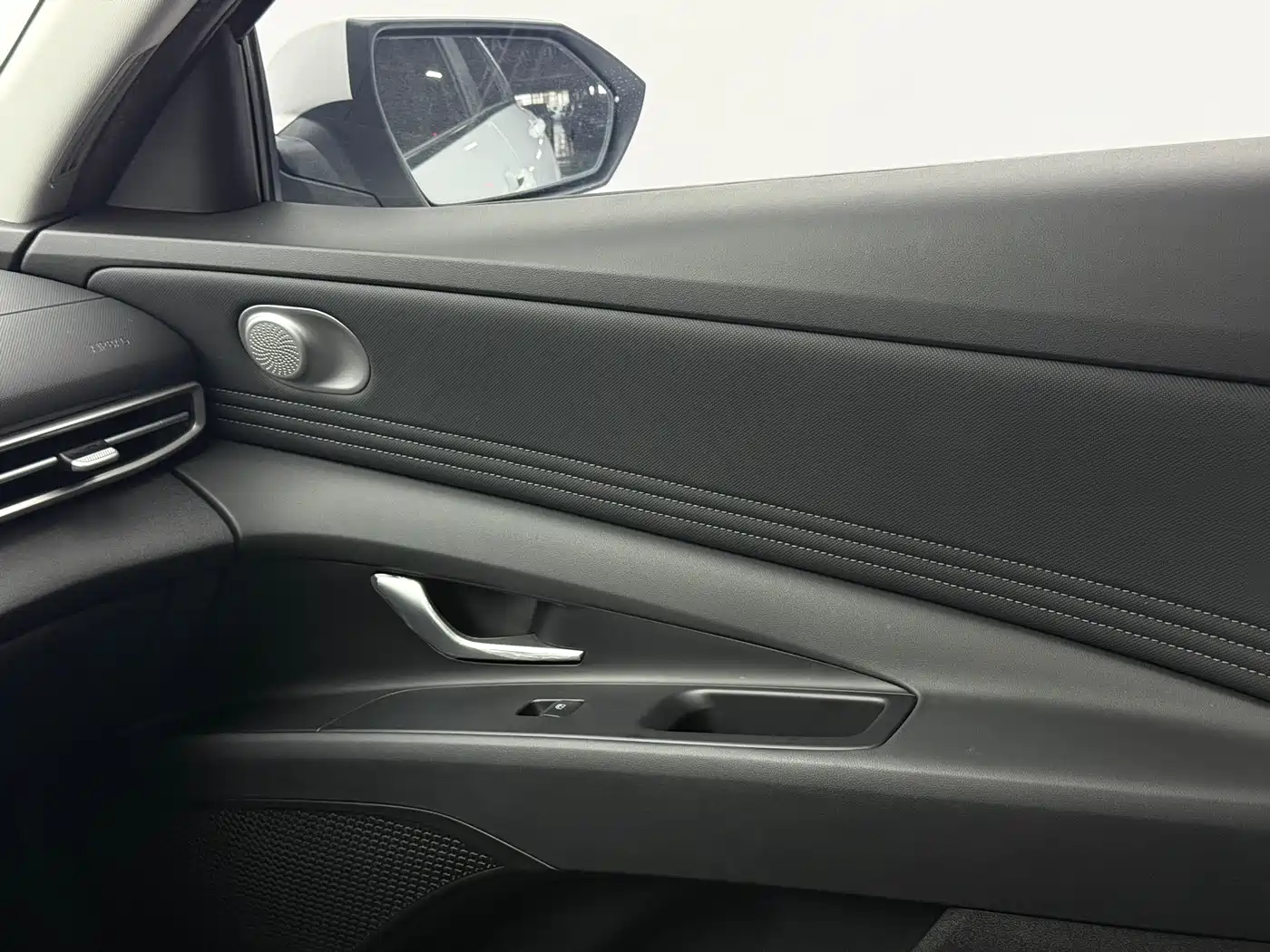 Hyundai Elantra 2023 Model 1.5L CVT LUX Premium Edition фото 10