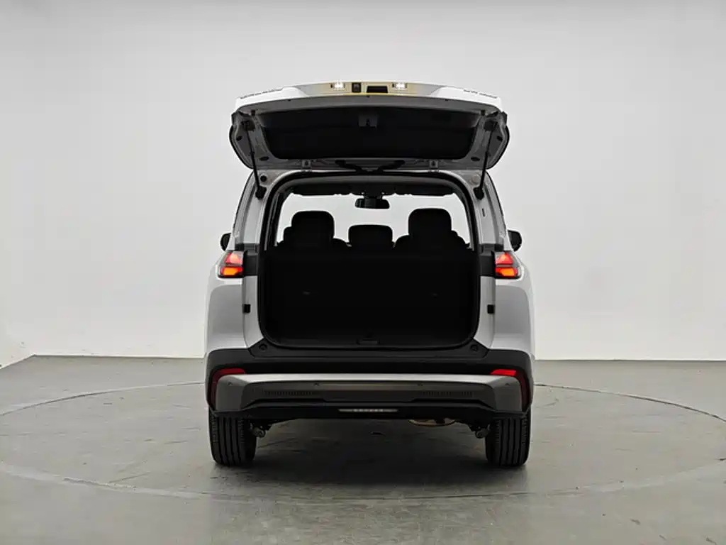 Фото 9 - Wuling Motors Starlight 560 NEV