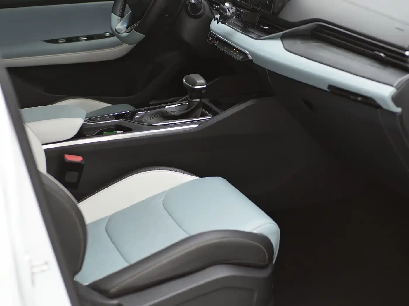 Geely Emgrand S 2022 2022 1.4T CVT Crossover Player