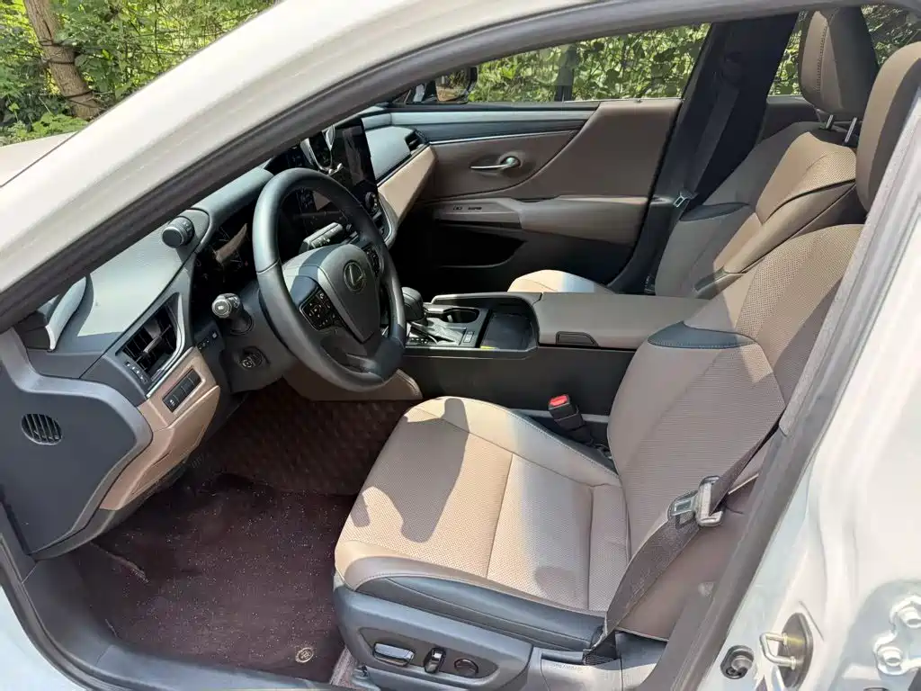 Lexus ES 2026 2025 200 Ultimate Edition