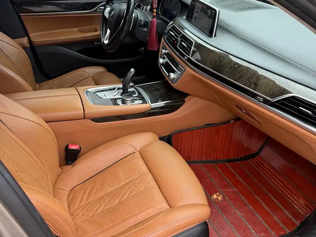 BMW 7 Series 2016 740Li Leading Edition фото 8