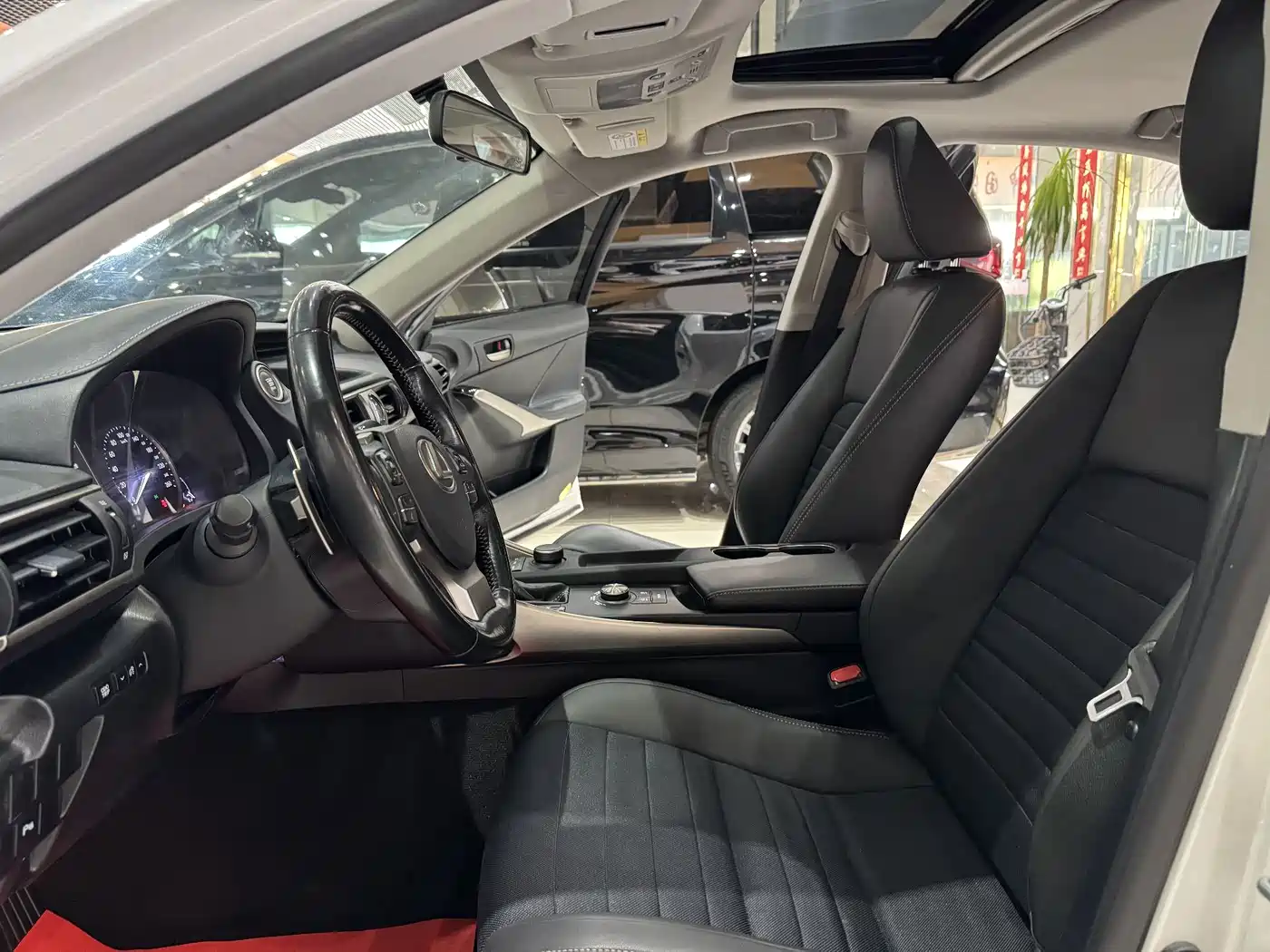 Lexus IS 2017 300 Leading Edition фото 6