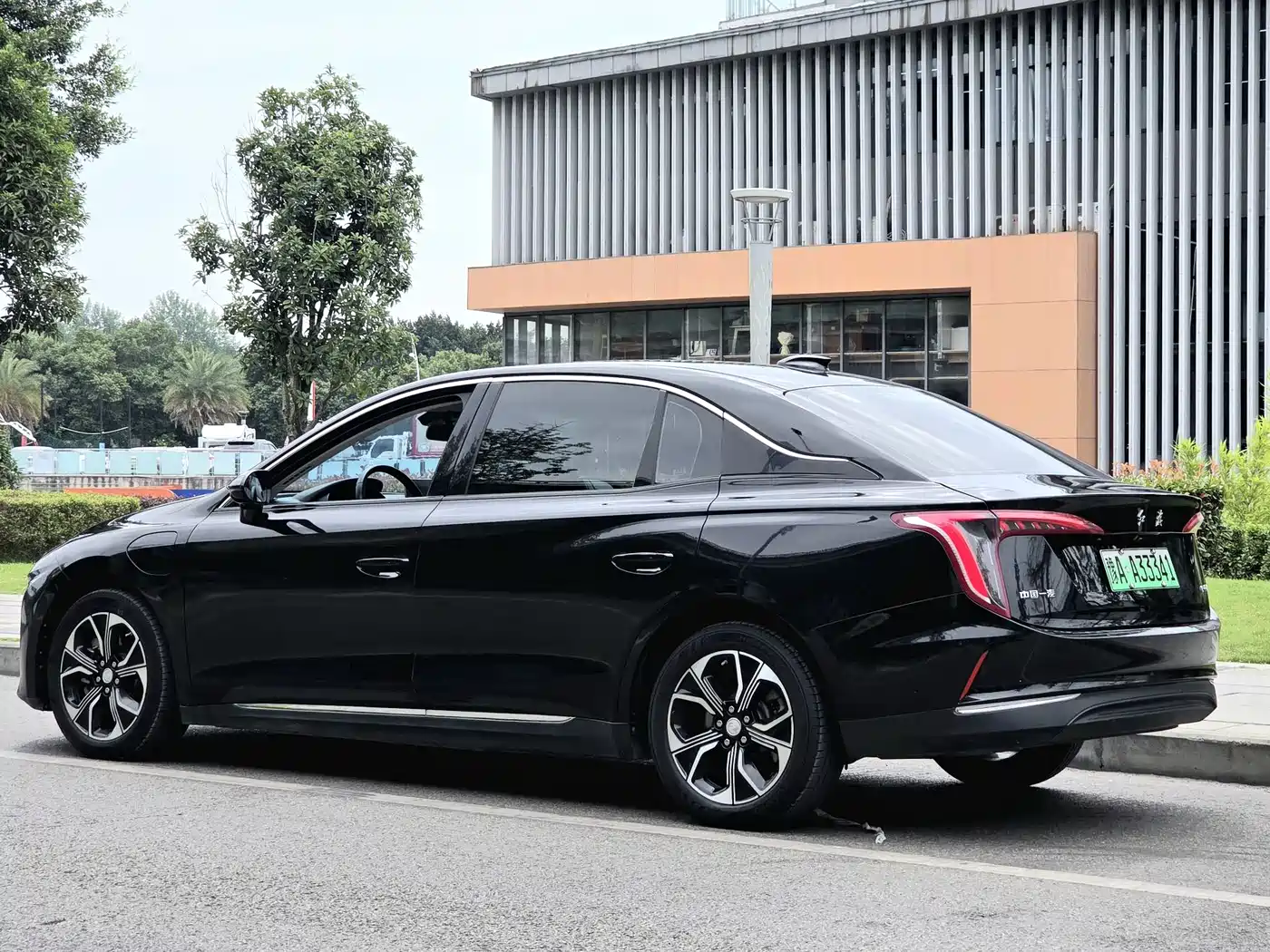 Hongqi E-QM5 2021 Charging Flag Premium Edition фото 7