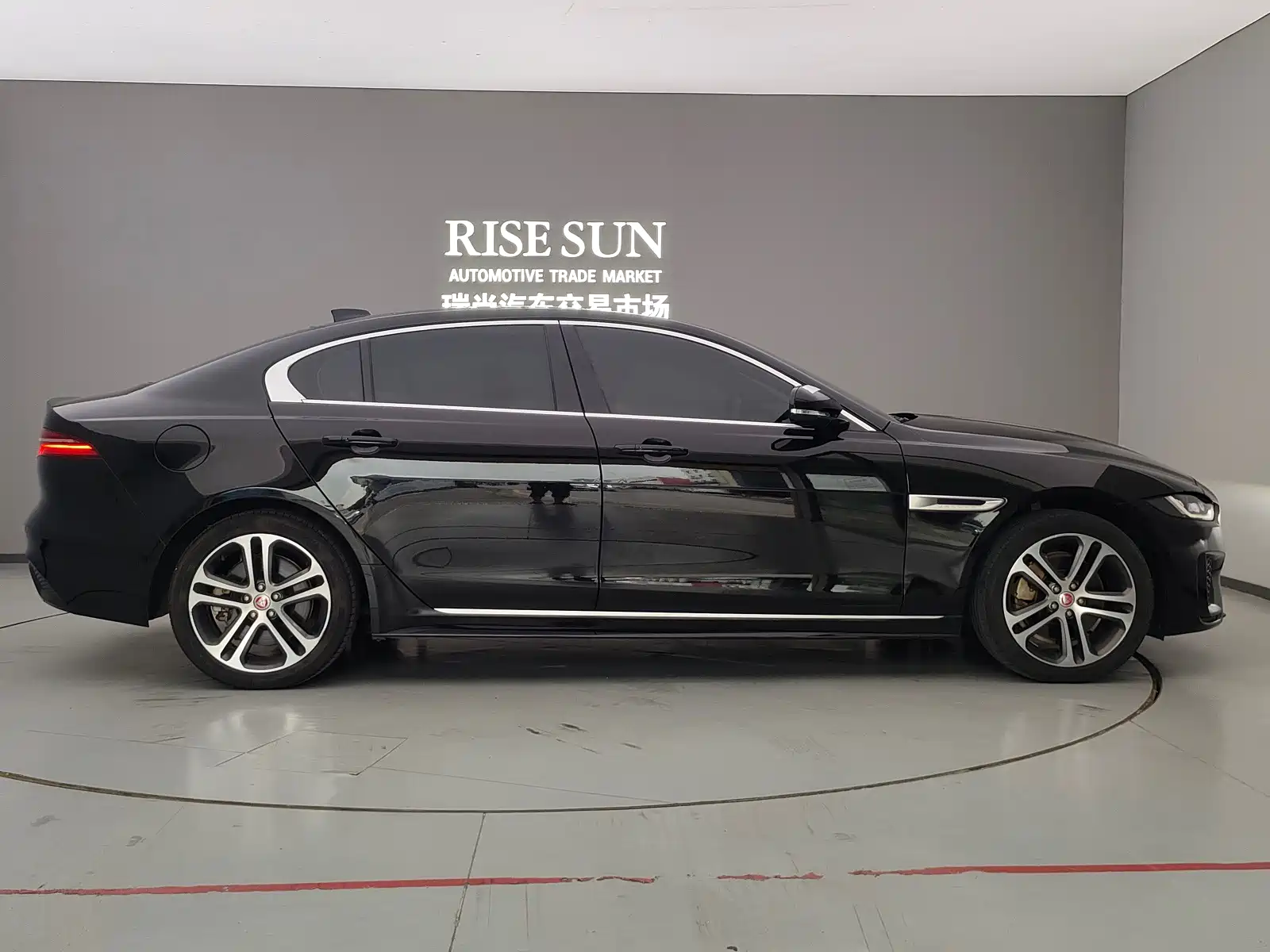 Photo 3 - Jaguar XEL