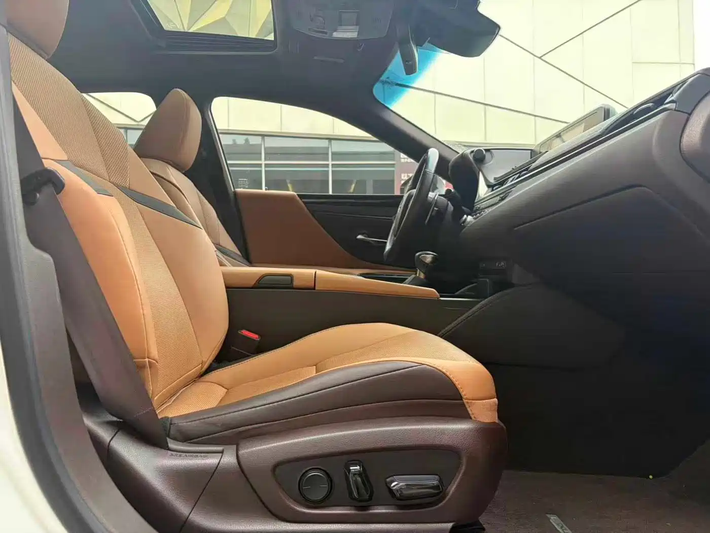 Photo 5 - Lexus ES