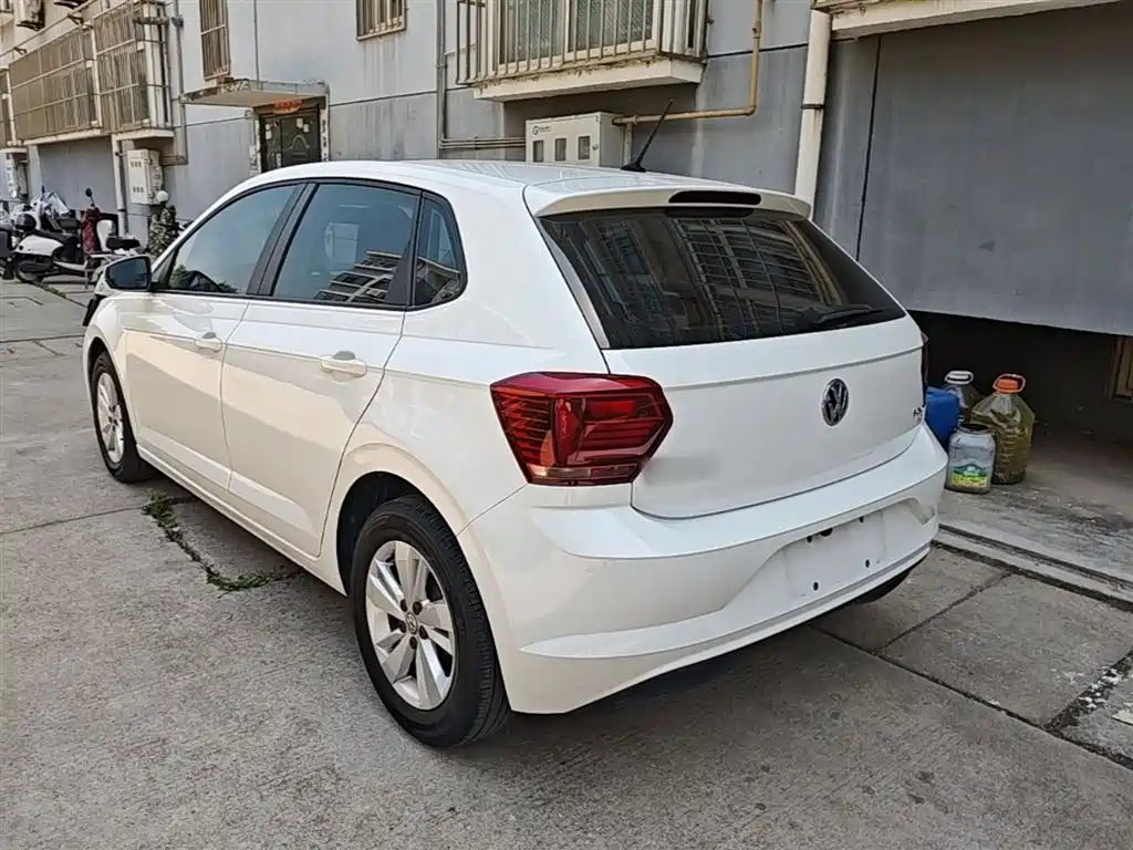 VOLKSWAGEN POLO