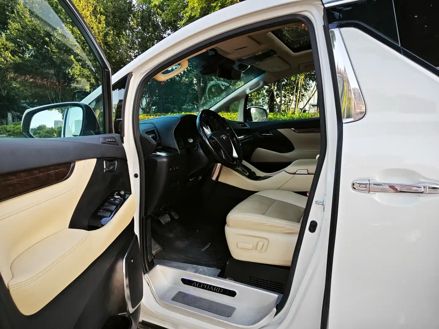 Toyota Alphard 2021 Hybrid 2.5L Luxury фото 4