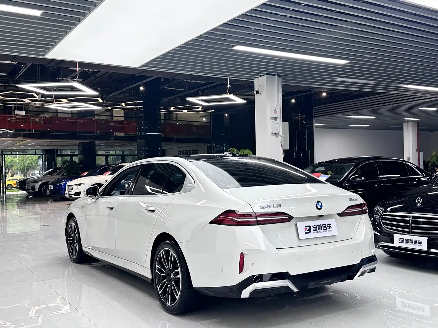 BMW 5 Series 2024 530Li Leading M Sport Package фото 18