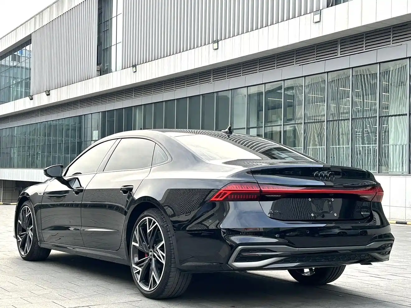 Audi A7L 2025 Model Year 45 TFSI quattro Black Knight Edition фото 8