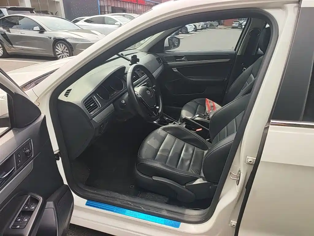 Volkswagen Lavida Tour 2017 1.6L Automatic Comfort Edition фото 8
