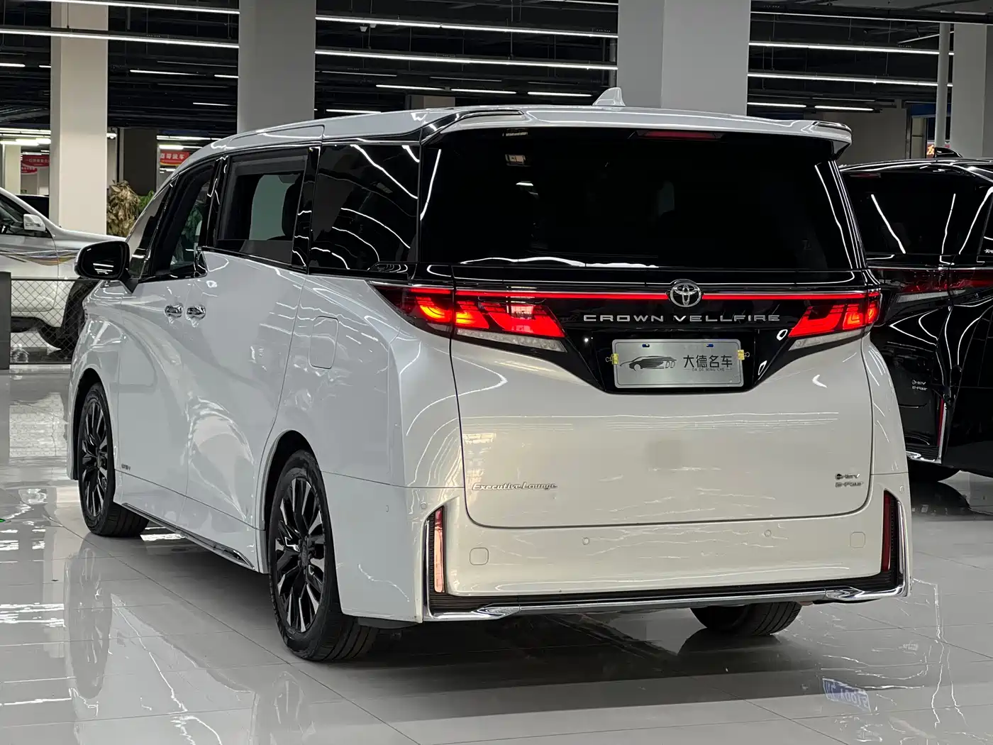 Toyota Vellfire 2024 Crown Hybrid 2.5L Executive Premium Edition фото 6