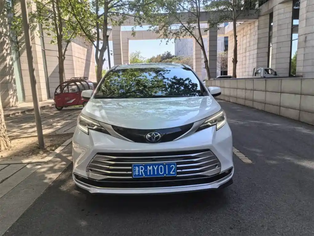 Toyota Sienna 2023 2.5L Hybrid Platinum Edition фото 2