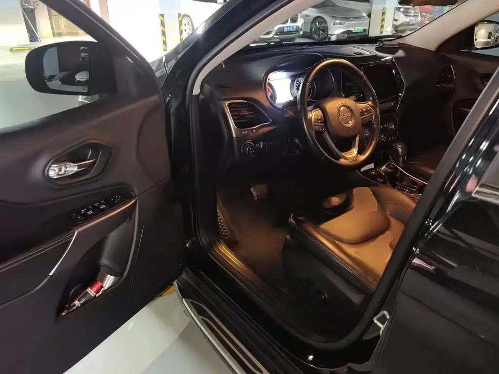Photo 17 - Jeep Cherokee