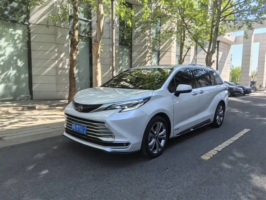 Toyota Sienna 2023 2.5L Hybrid Platinum Edition