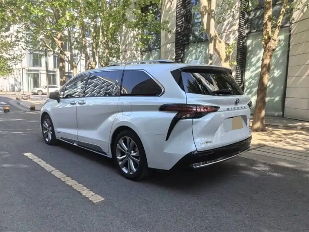 Toyota Sienna 2023 2.5L Hybrid Platinum Edition фото 6