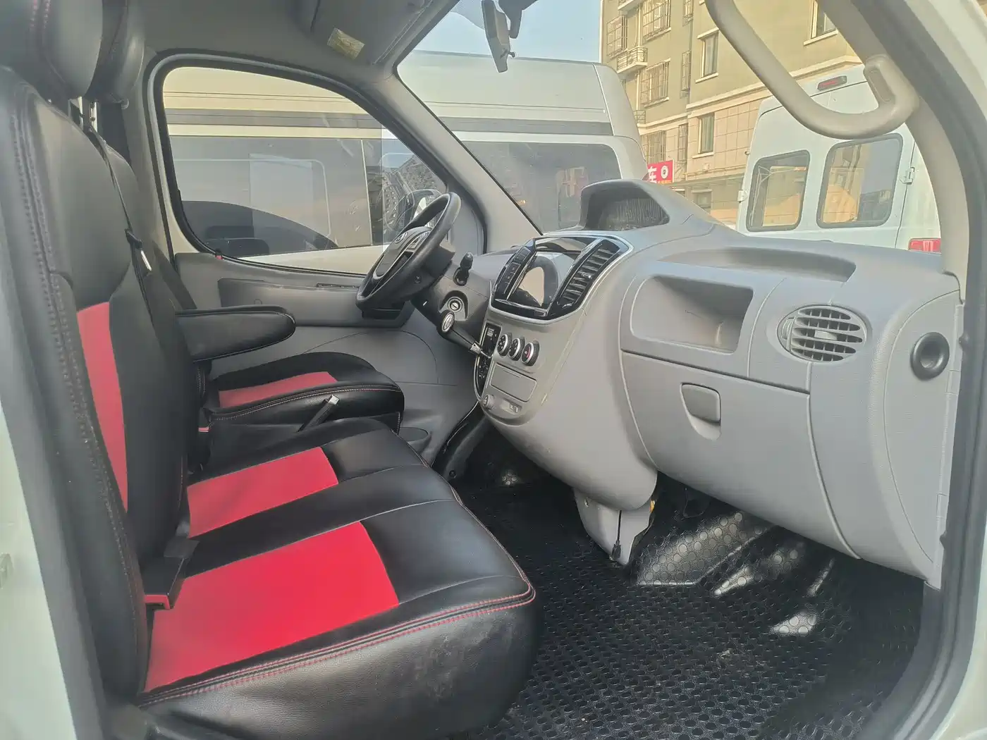 SAIC Maxus Xintu V80 2019 Model 2.5T Classic AMT Aoyuntong long wheelbase medium roof 7-seater фото 4