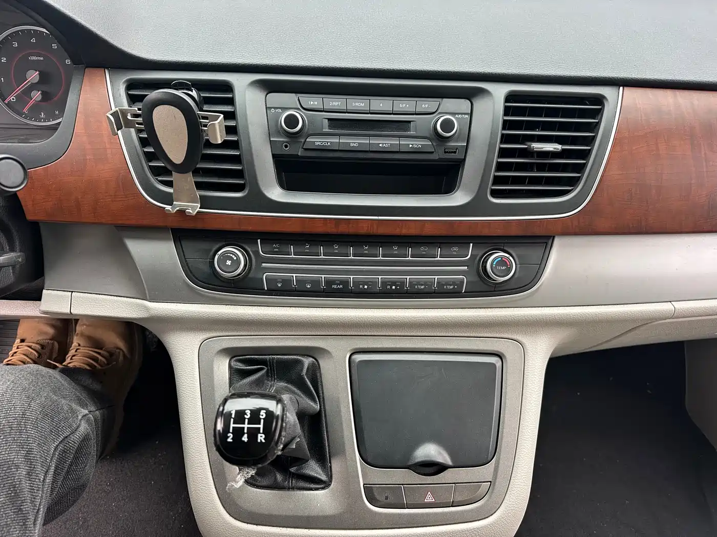 SAIC Maxus Maxus G10 2016 2.4L Manual Elite фото 17