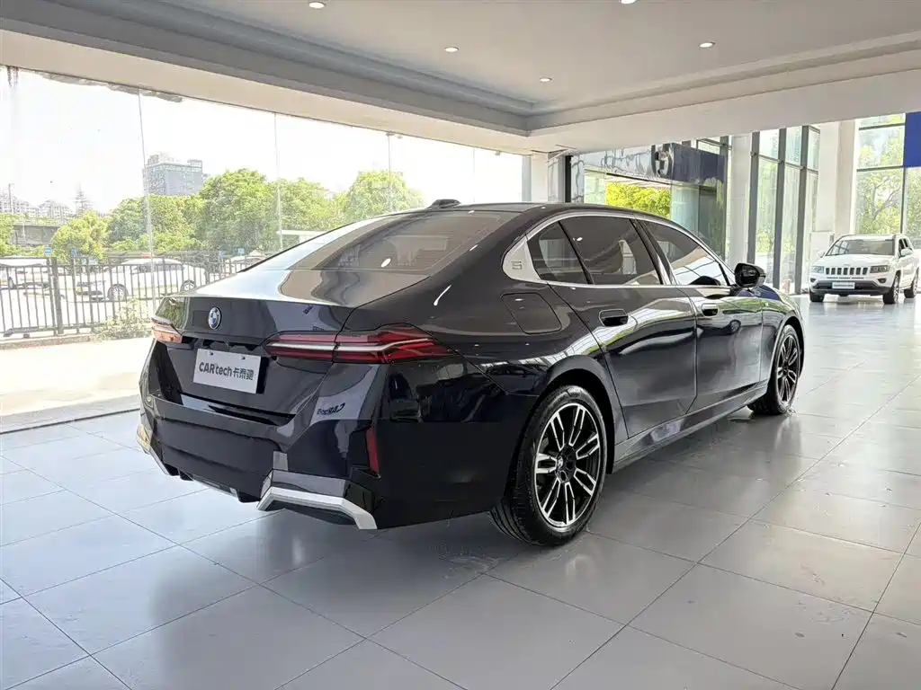 BMW 5 Series 2025 530Li Leading M Sport Package фото 4