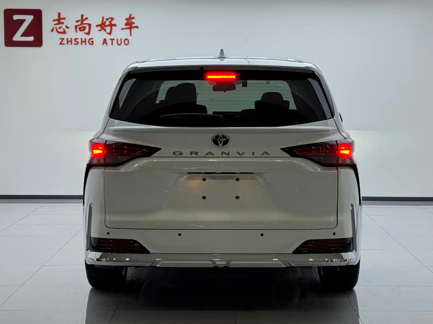 Toyota Granvia 2024 2.5L Hybrid Comfort фото 13