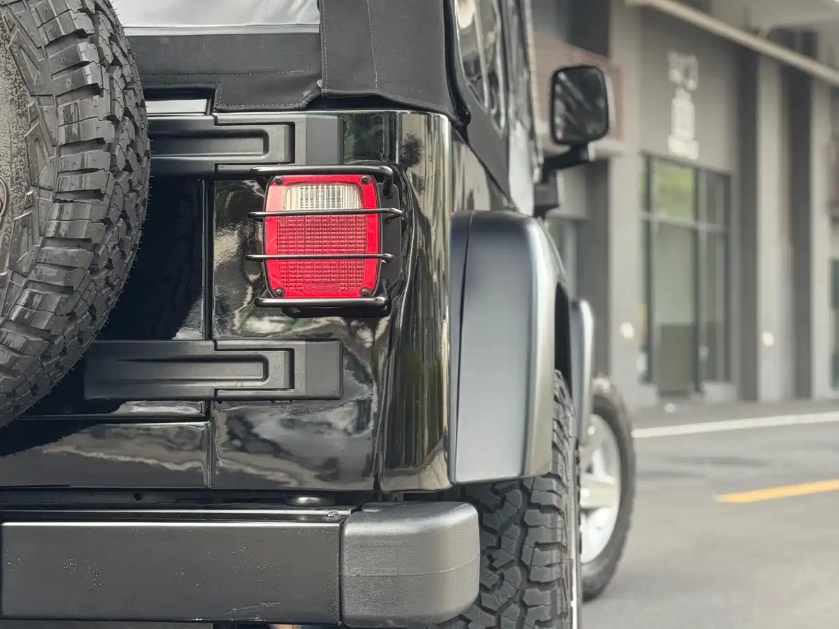 Photo 11 - Jeep Wrangler
