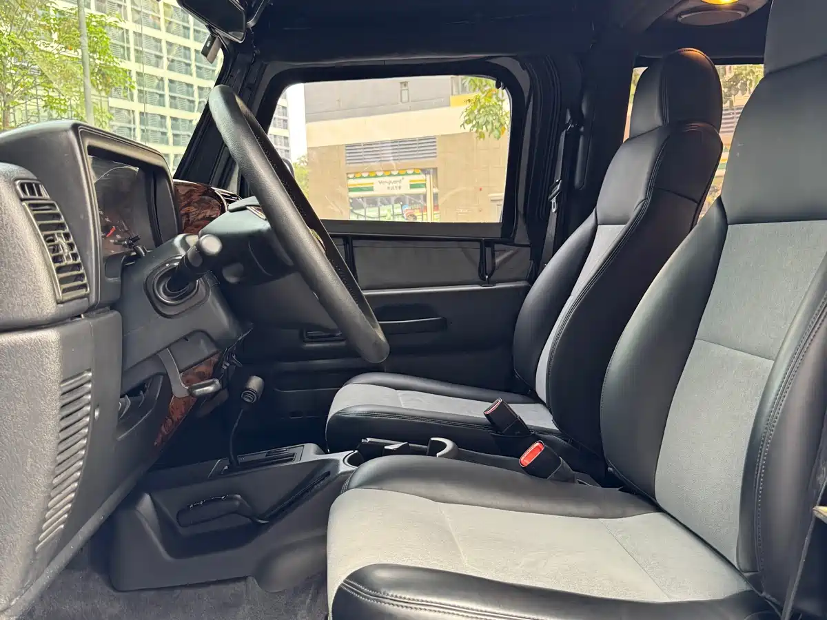 Photo 15 - Jeep Wrangler