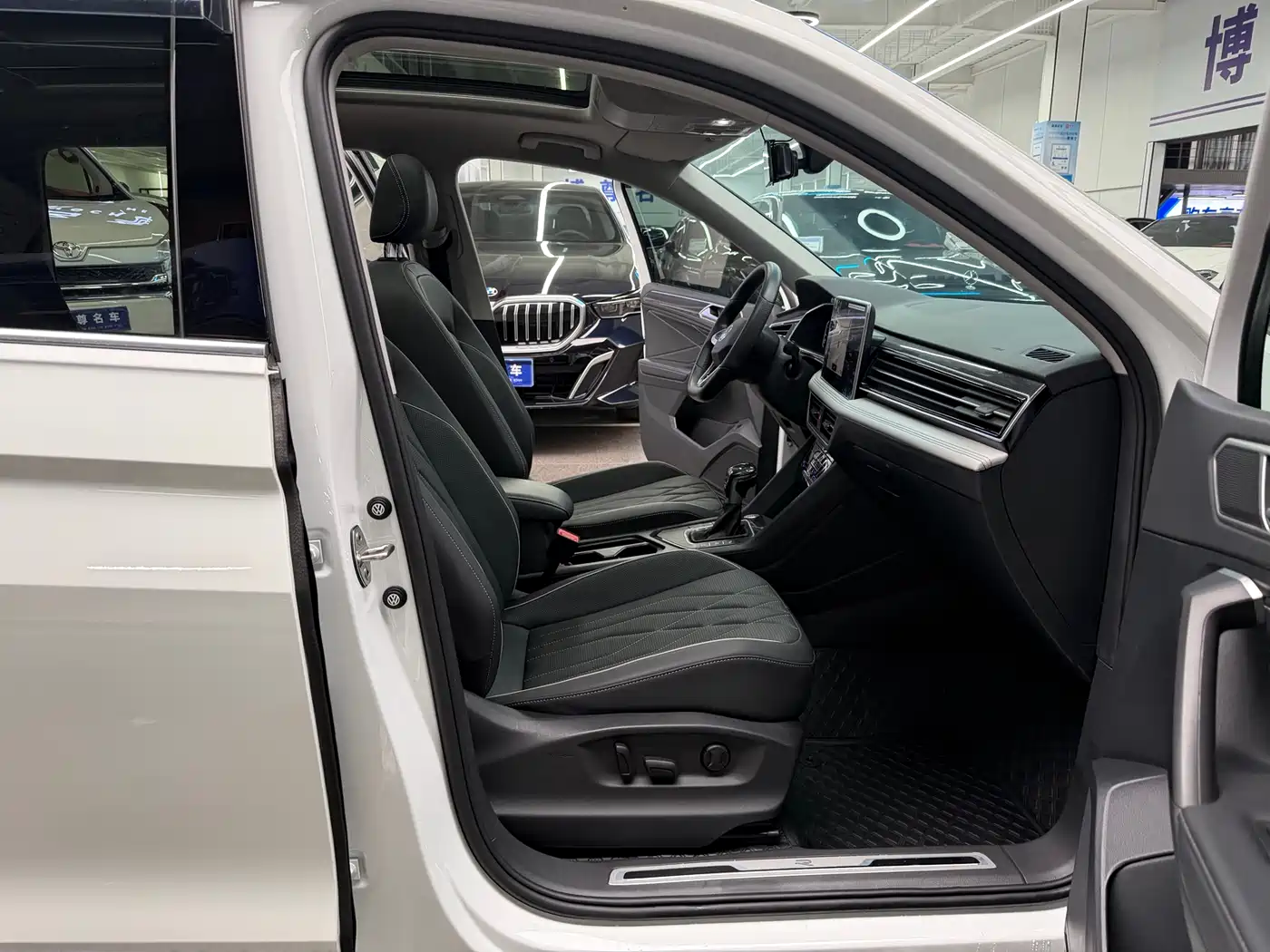Volkswagen Tiguan L 2024 330TSI Automatic 2WD R-Line Premium Enjoyment Edition фото 15