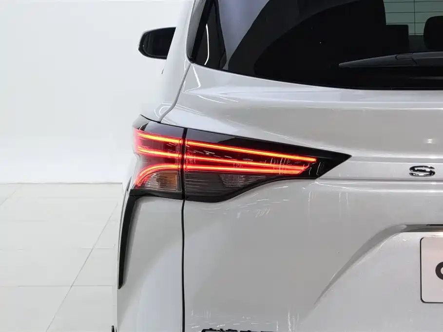 Toyota Sienna 2023 2.5L Hybrid Premium Edition фото 17