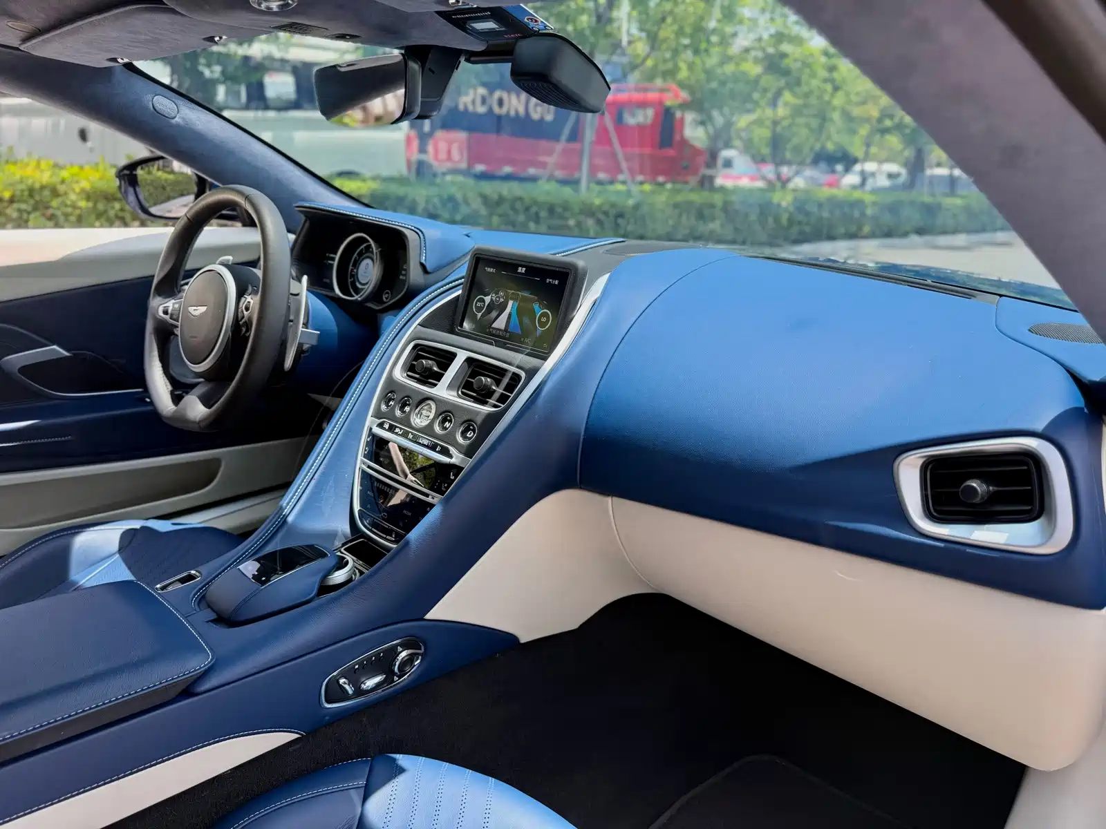 Фото 6 - Aston Martin DB11