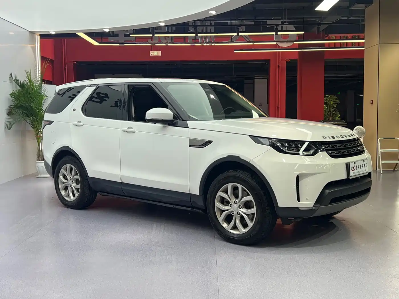 Land Rover Discovery 2017 3.0 SC V6 SE фото 4