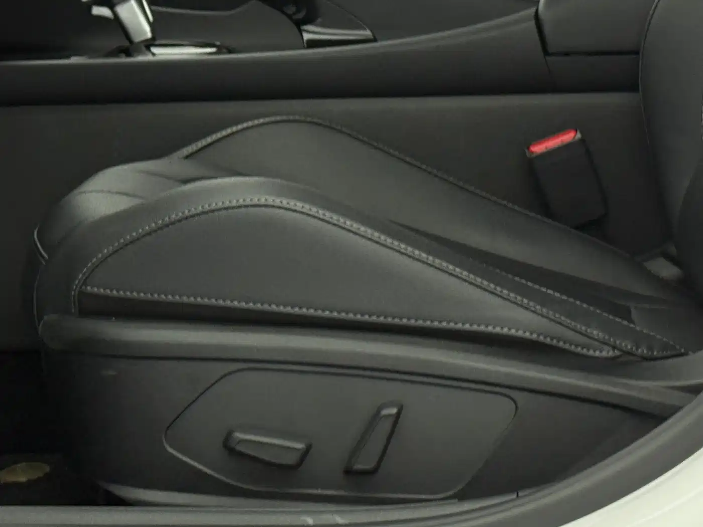 Hyundai Elantra 2023 Model 1.5L CVT LUX Premium Edition фото 20