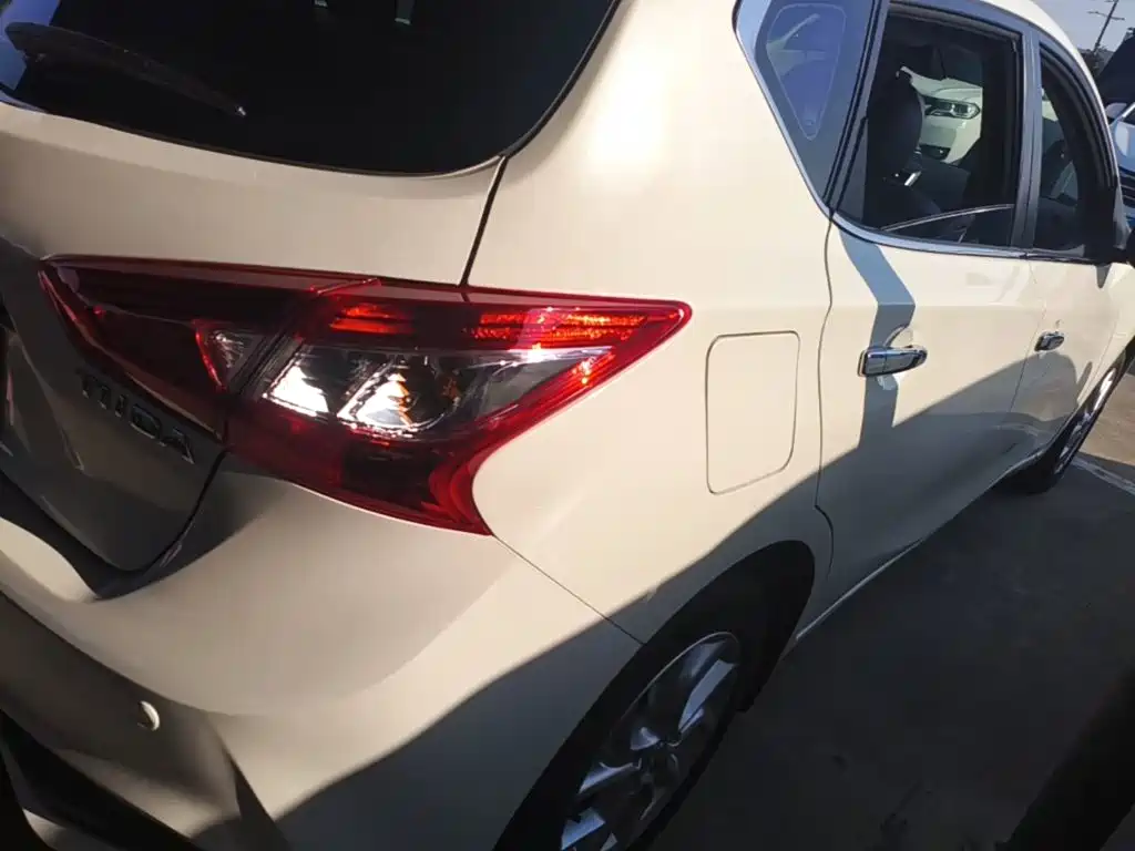 Photo 8 - Nissan Tiida