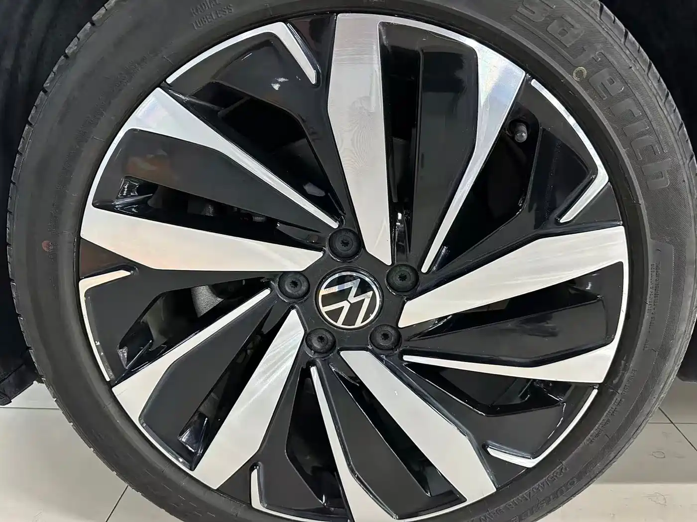 Volkswagen Passat 2024 380TSI Elite Edition фото 15